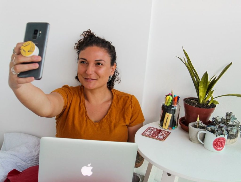 Nicole gravando com o celular stories para o insatgram