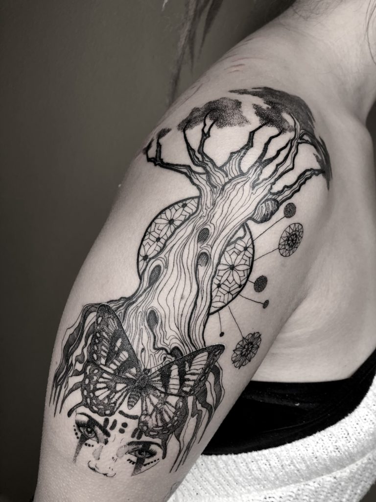 Foto de tatuagem feita por Isha Ravi (@isharavi.tattoo)