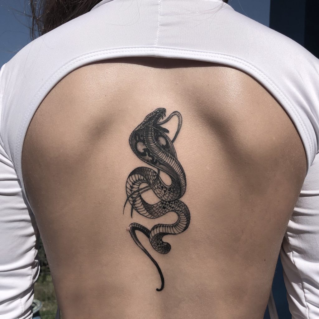 Foto de tatuagem feita por Thales Longhi (@zvoindigo)