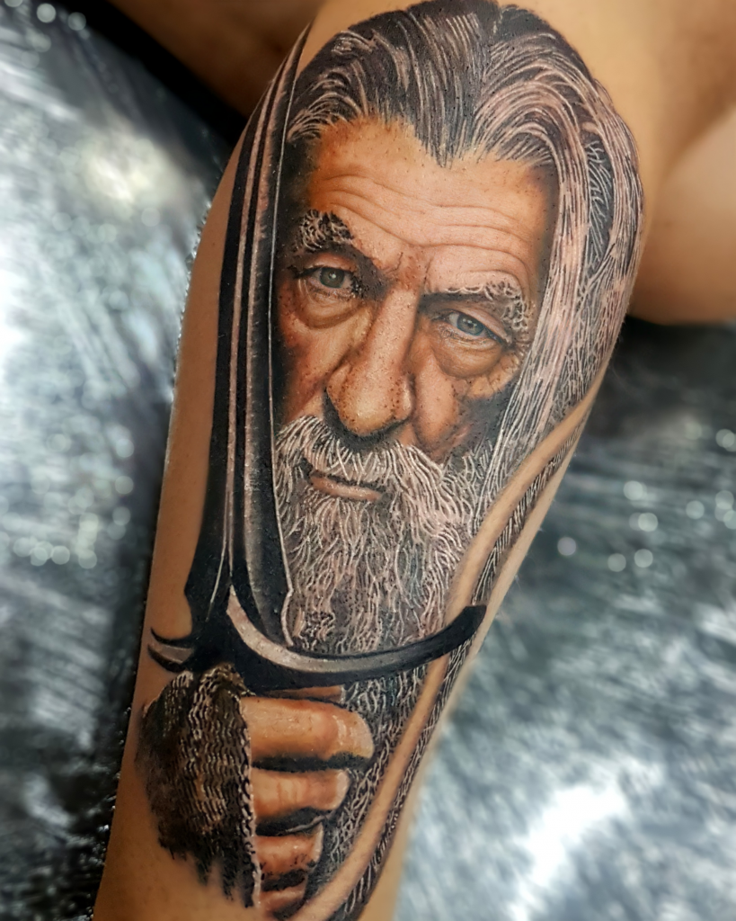 Foto de tatuagem feita por Henrike Demetryus (@henrikedemetryus)