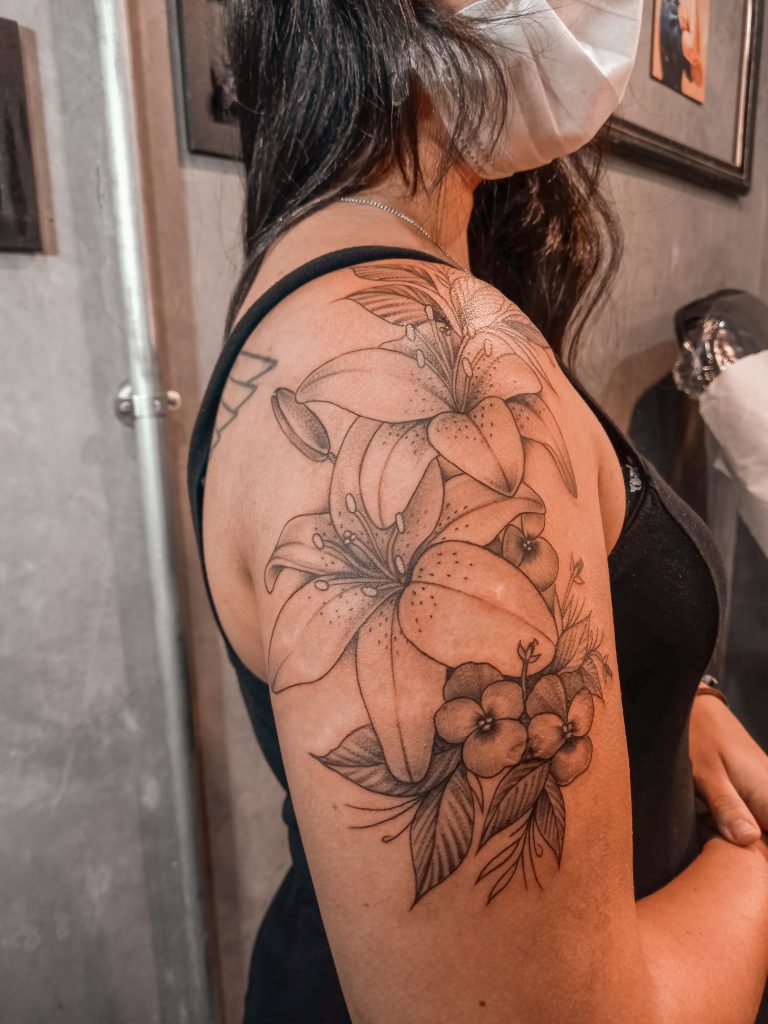 Foto de tatuagem feita por Carol Bee (@carolbeetattoo)