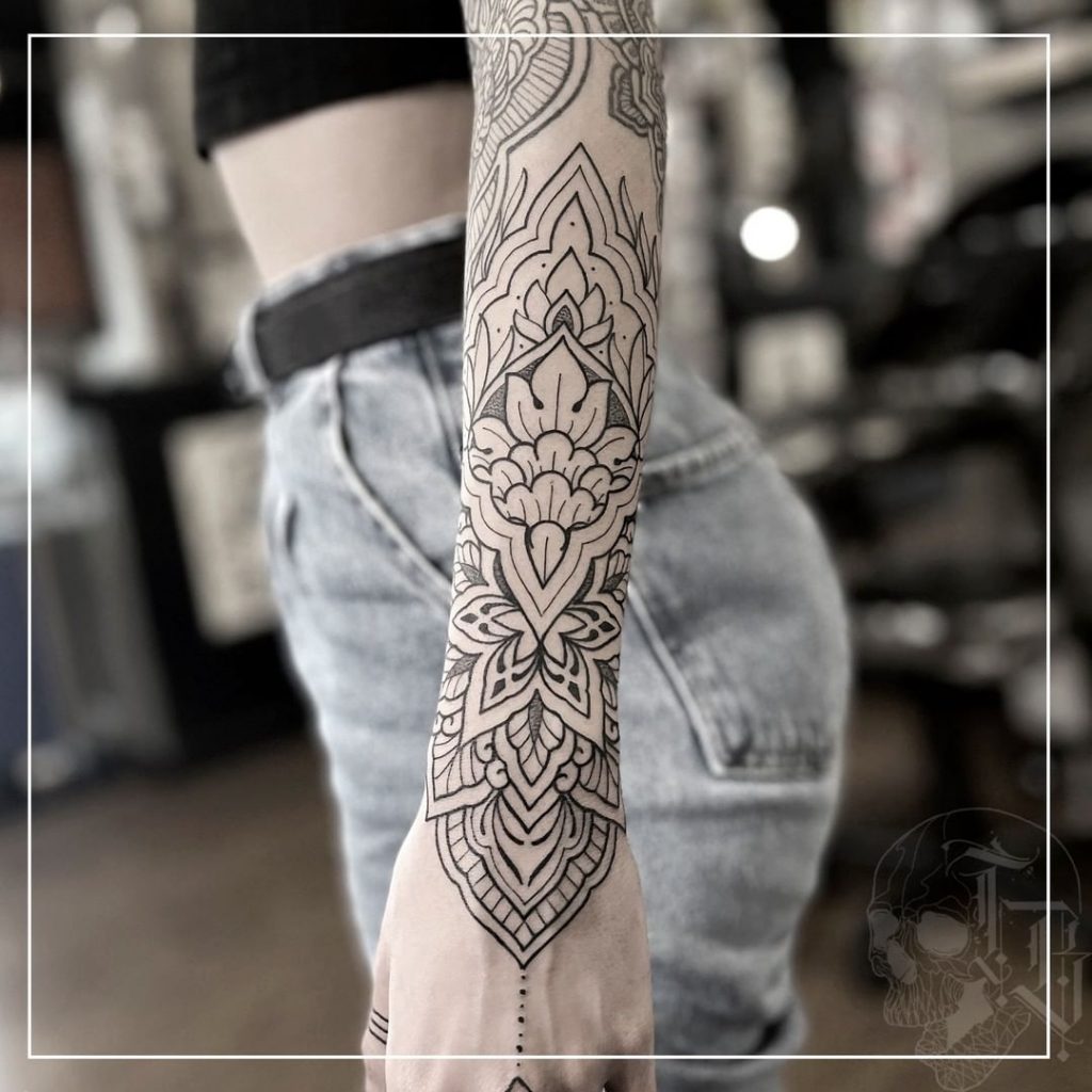 Foto de tatuagem feita por Thi Brandão (@thibrandaotattoo)