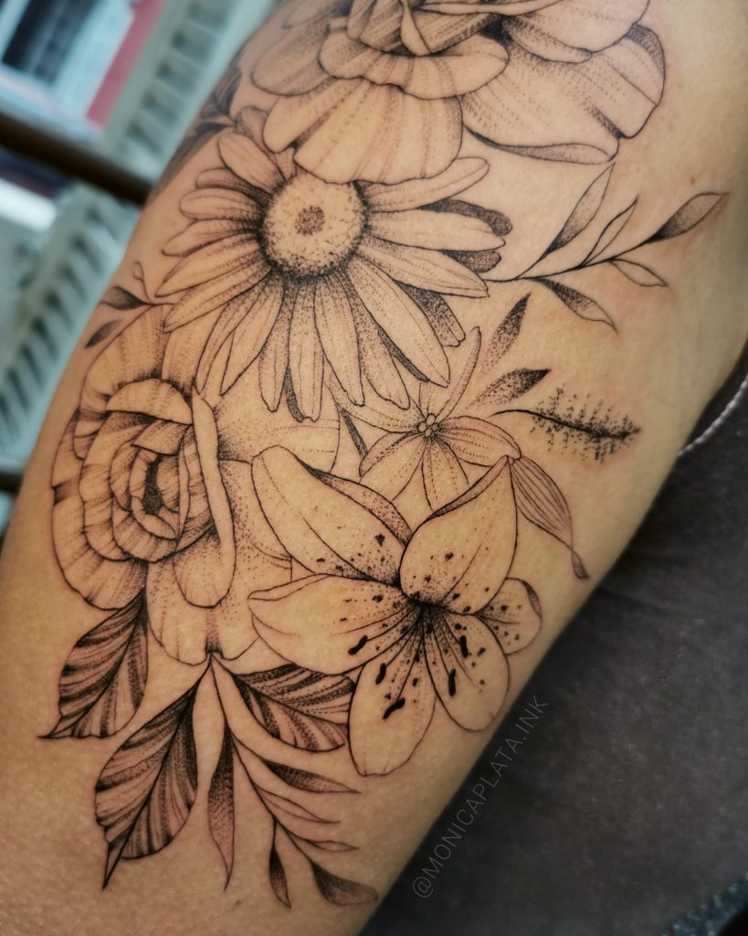 Foto de tatuagem feita por Monica Plata (@monicaplata.ink)
