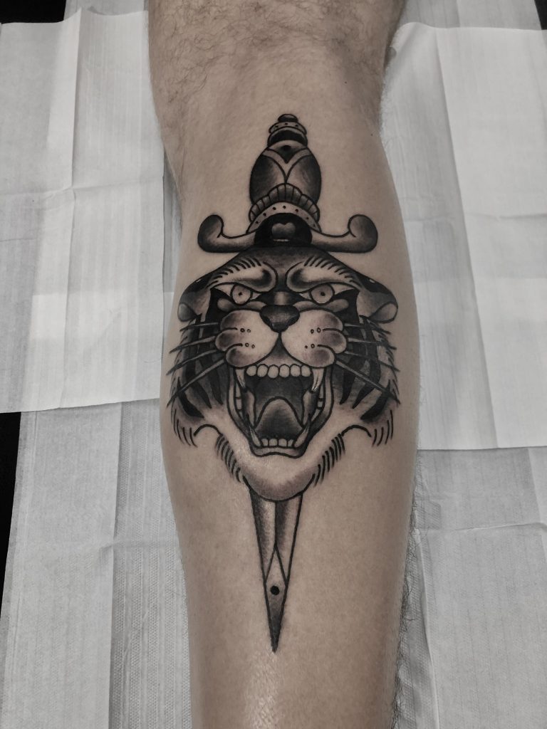Foto de tatuagem feita por Franklin Sousa (@frak.ink)