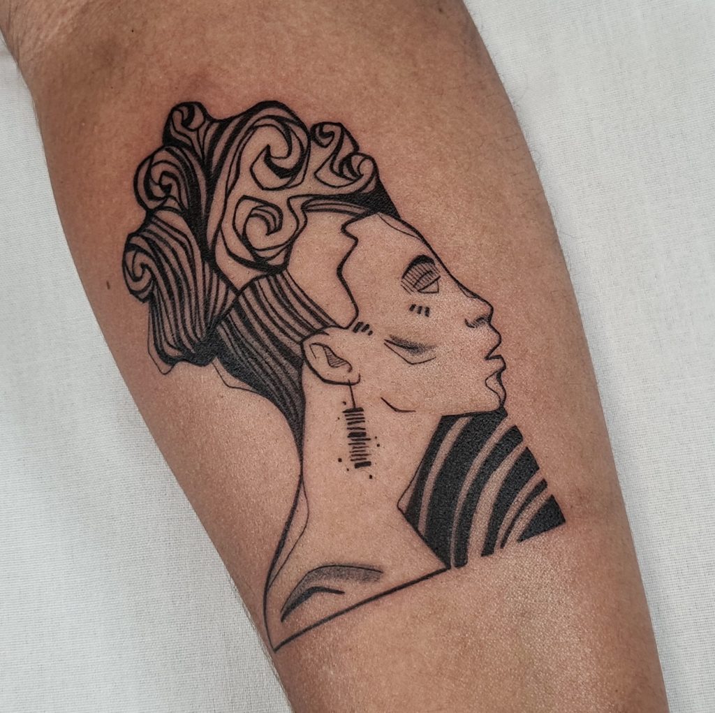 Foto de tatuagem feita por Faria (@fariaounao)