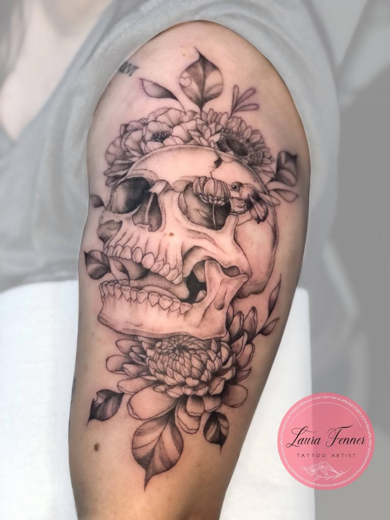 Foto de tatuagem feita por Laura Richter Fenner (@fennerlauratattoo)