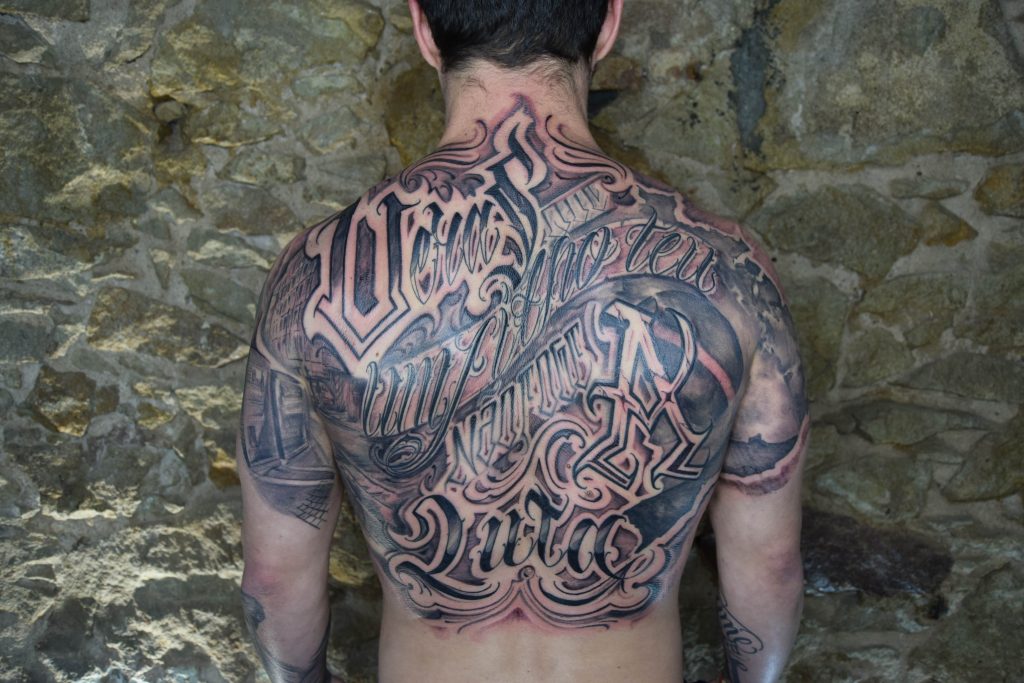 Foto de tatuagem feita por Omong (@omongletters)