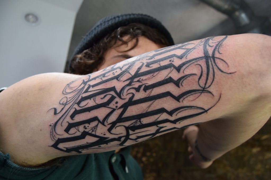 Foto de tatuagem feita por Omong (@omongletters)
