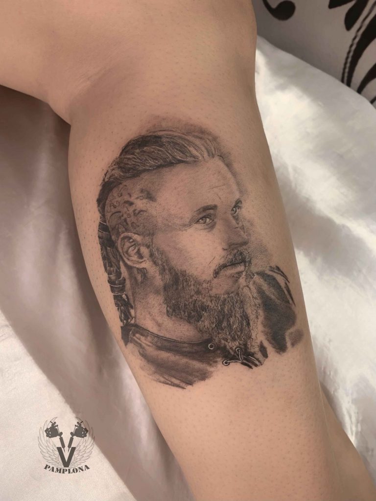 Foto de tatuagem feita por Vi Pamplona (@vi.pamplona)