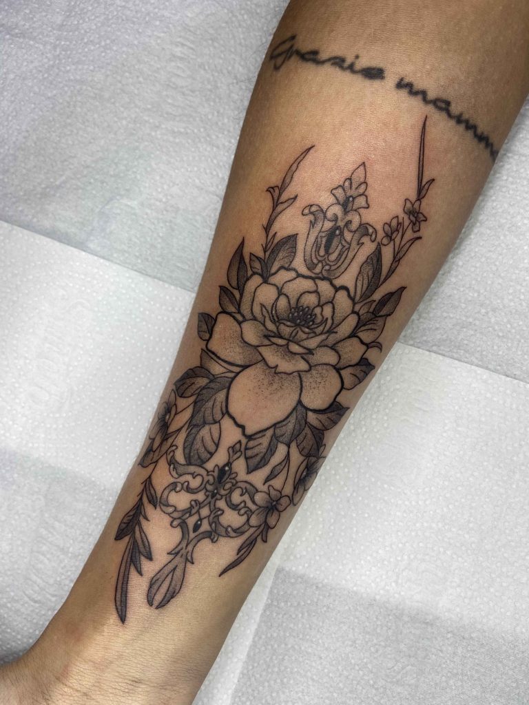 Foto de tatuagem feita por Iza Tattoo (@izatattoo_)