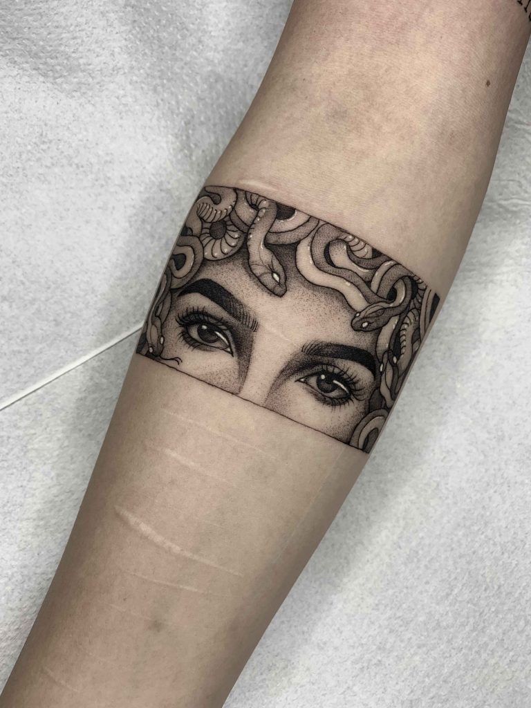 Foto de tatuagem feita por Dhara Lima (@dharalimatattoo)
