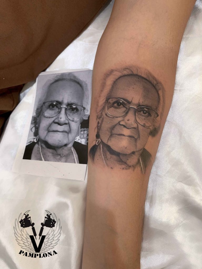 Foto de tatuagem feita por Vi Pamplona (@vi.pamplona)