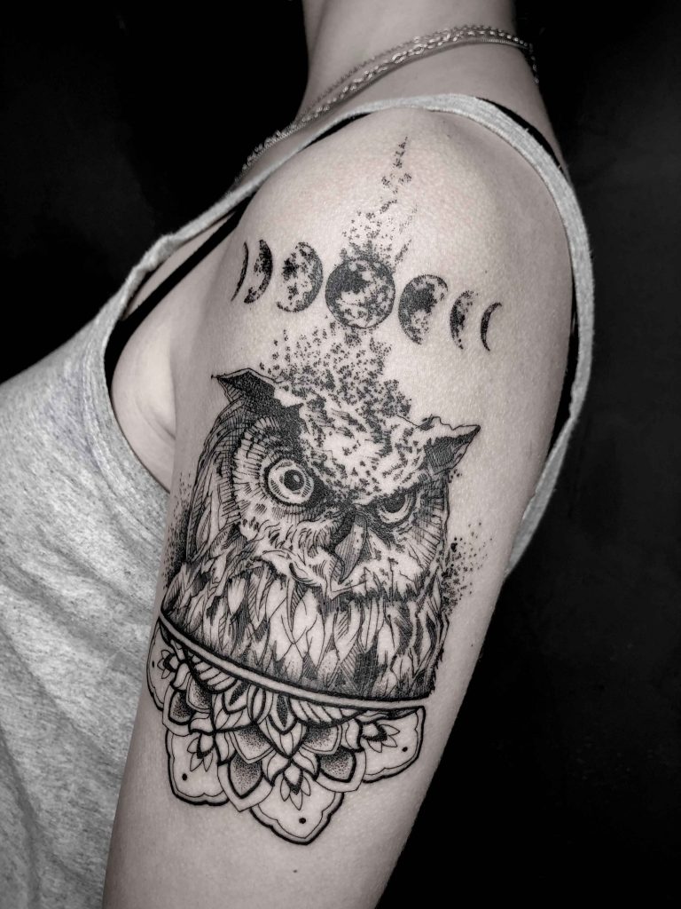 Foto de tatuagem feita por Isha Ravi (@isharavi.tattoo)