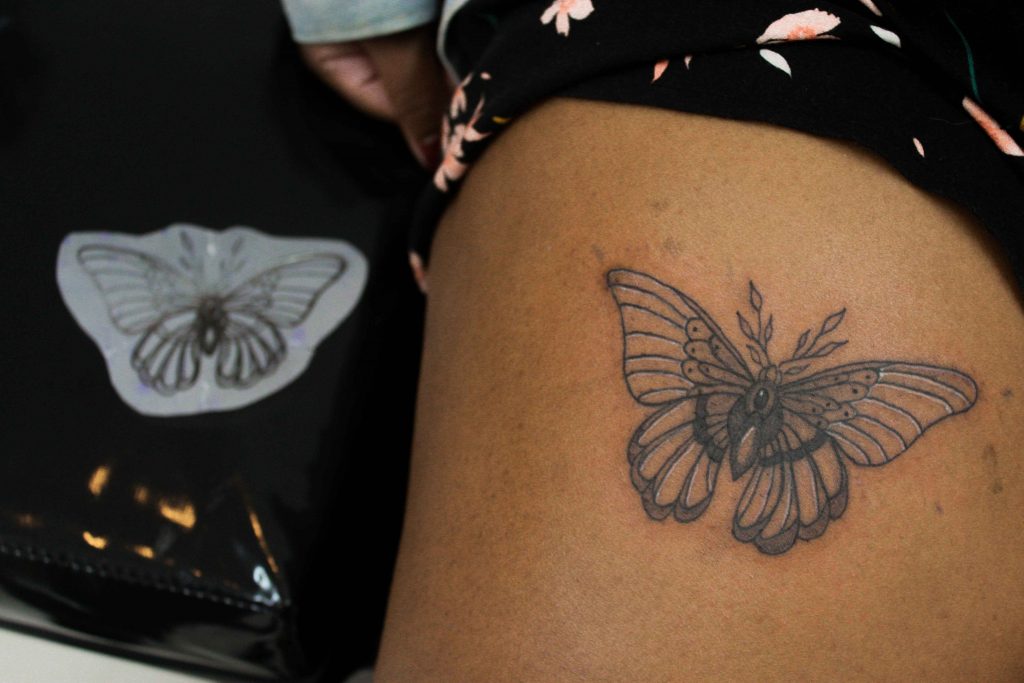 Foto de tatuagem feita por Desirée Ferreira (@_40acres_)