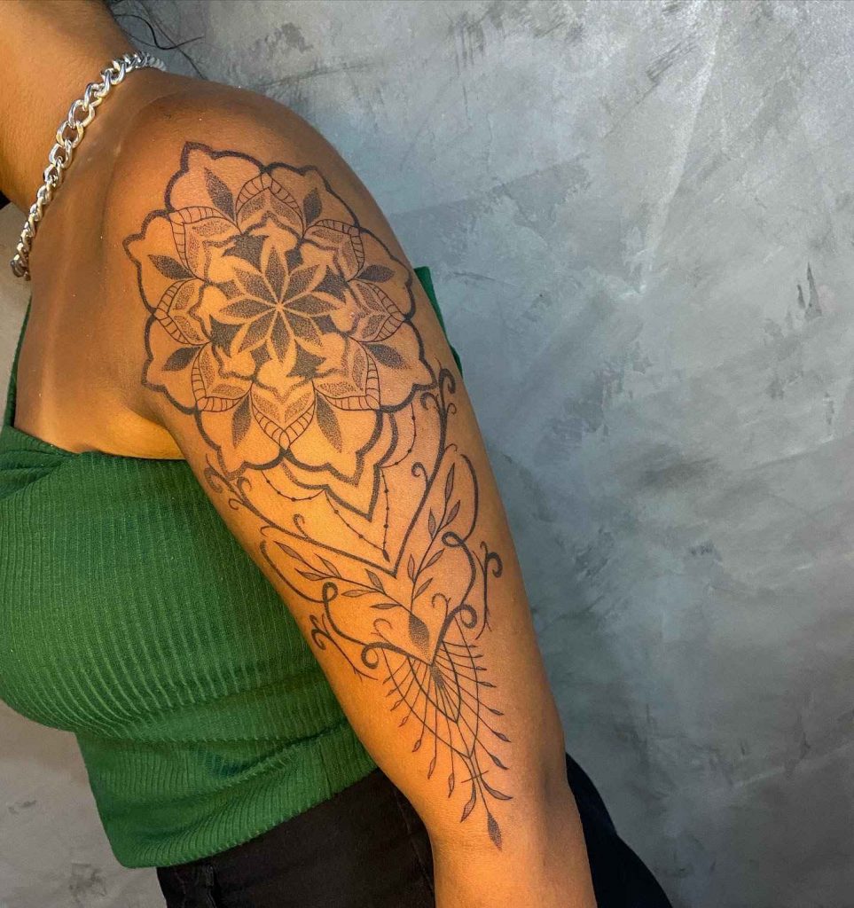 Foto de tatuagem feita por Hevelin Moreira (@brabatattooo)