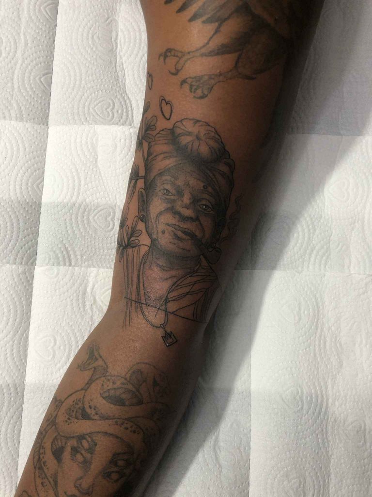 Foto de tatuagem feita por Thiago Gomes (@poliarteista)