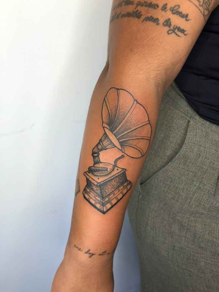Foto de tatuagem feita por Brenda Falcão (@cigarratattoo)