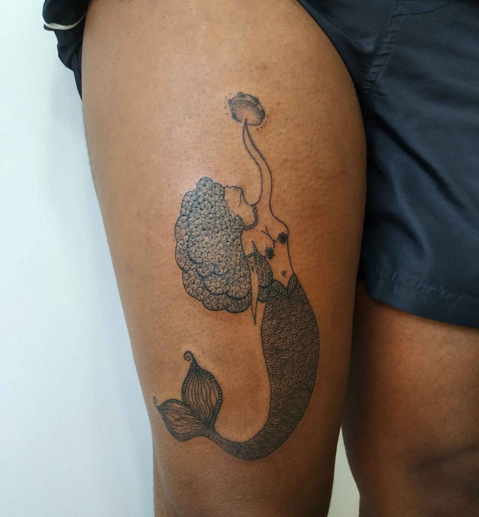 Foto de tatuagem feita por Iza Preta (@izapreta_tattoo)