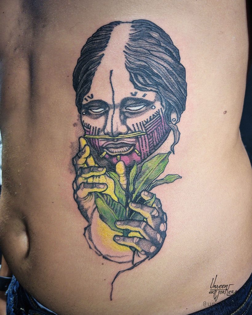 Foto de tatuagem feita por Mike Tchibekoova (@unseenaw)