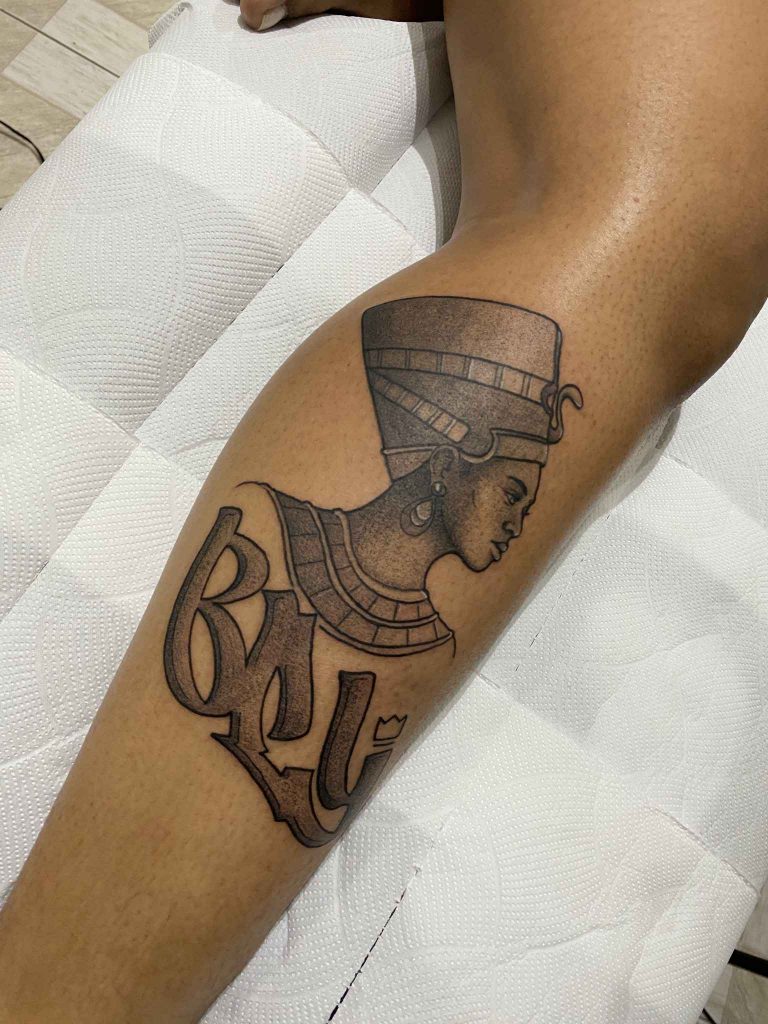 Foto de tatuagem feita por Thiago Gomes (@poliarteista)