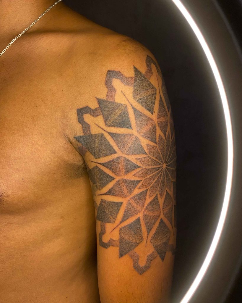 Foto de tatuagem feita por Hevelin Moreira (@brabatattooo)