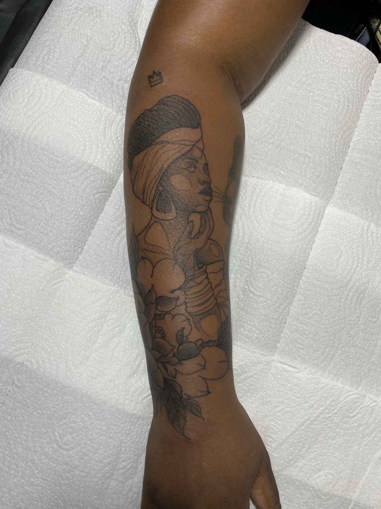 Foto de tatuagem feita por Thiago Gomes (@poliarteista)