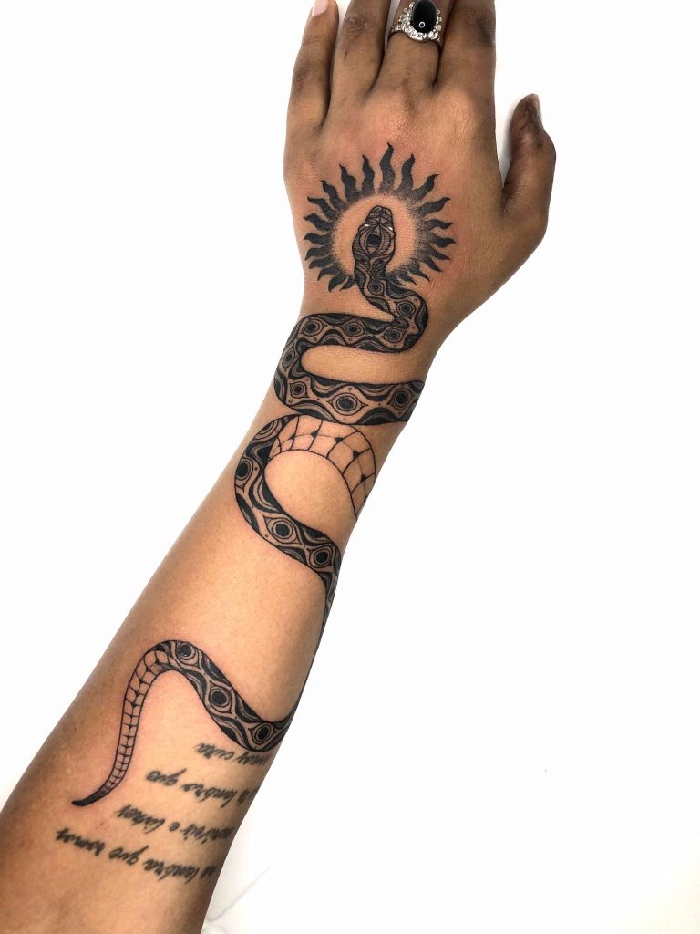 Foto de tatuagem feita por Gabrielle Silva - Kuz (@k_uztattoo)