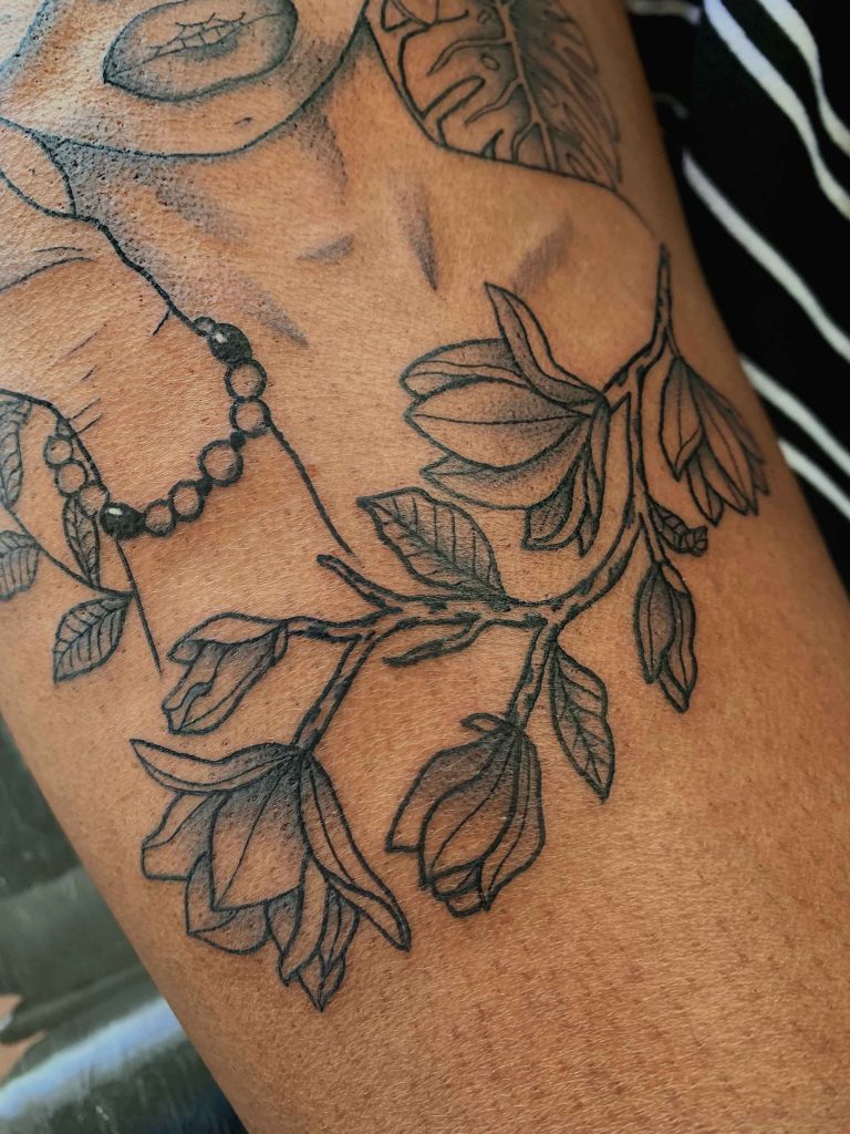 Foto de tatuagem feita por Jaqueline Flores (@jaquelineflorestattoo)