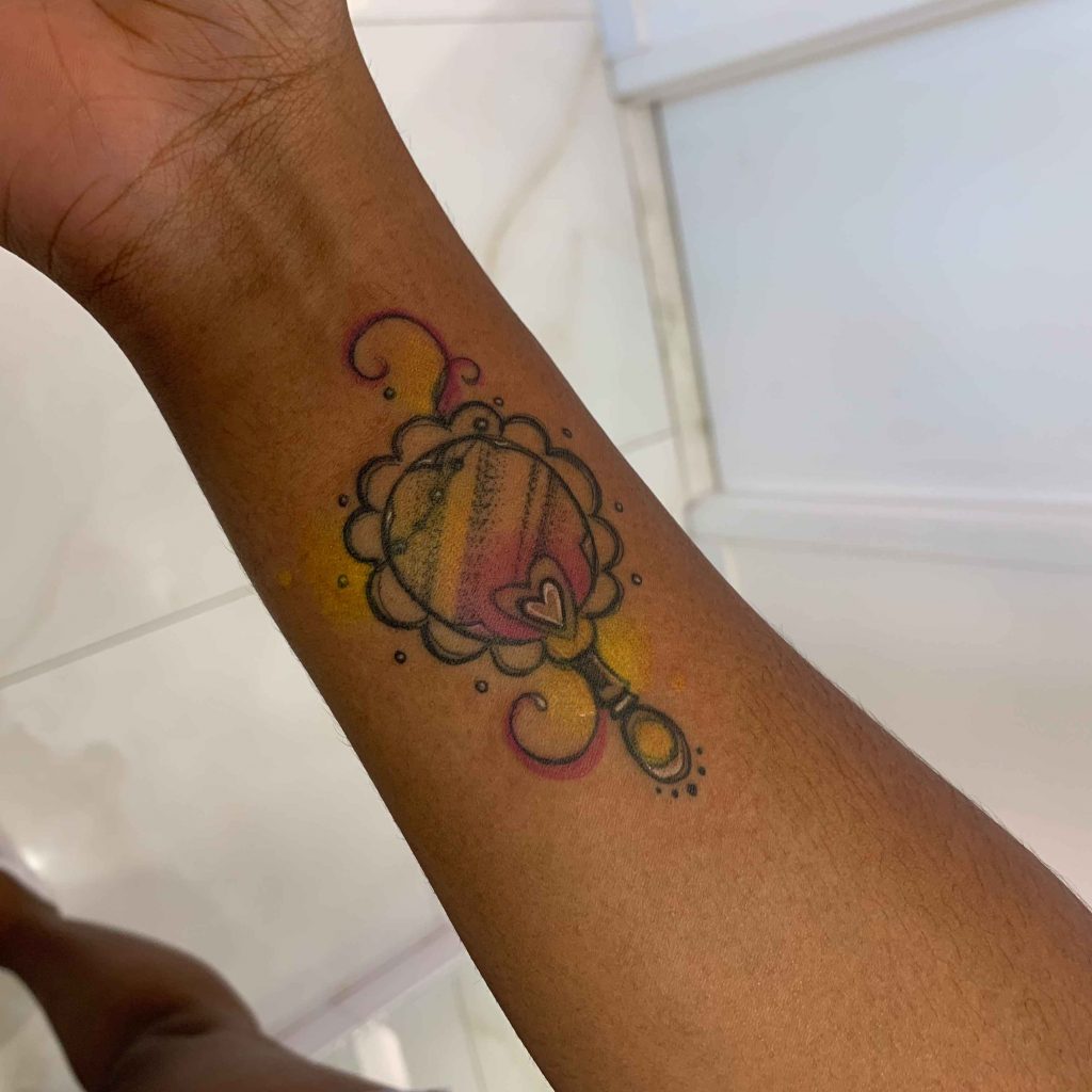 Foto de tatuagem feita por Mandah Gotsfritz (@mandaharts)