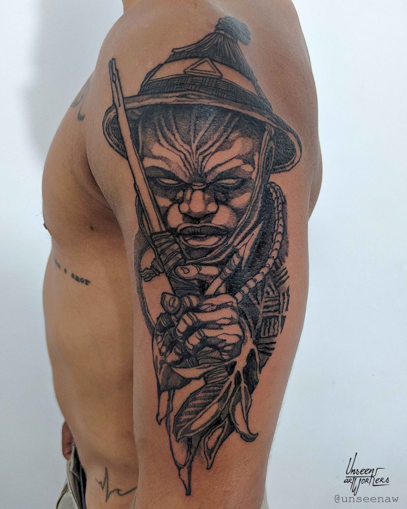 Foto de tatuagem feita por Mike Tchibekoova (@unseenaw)