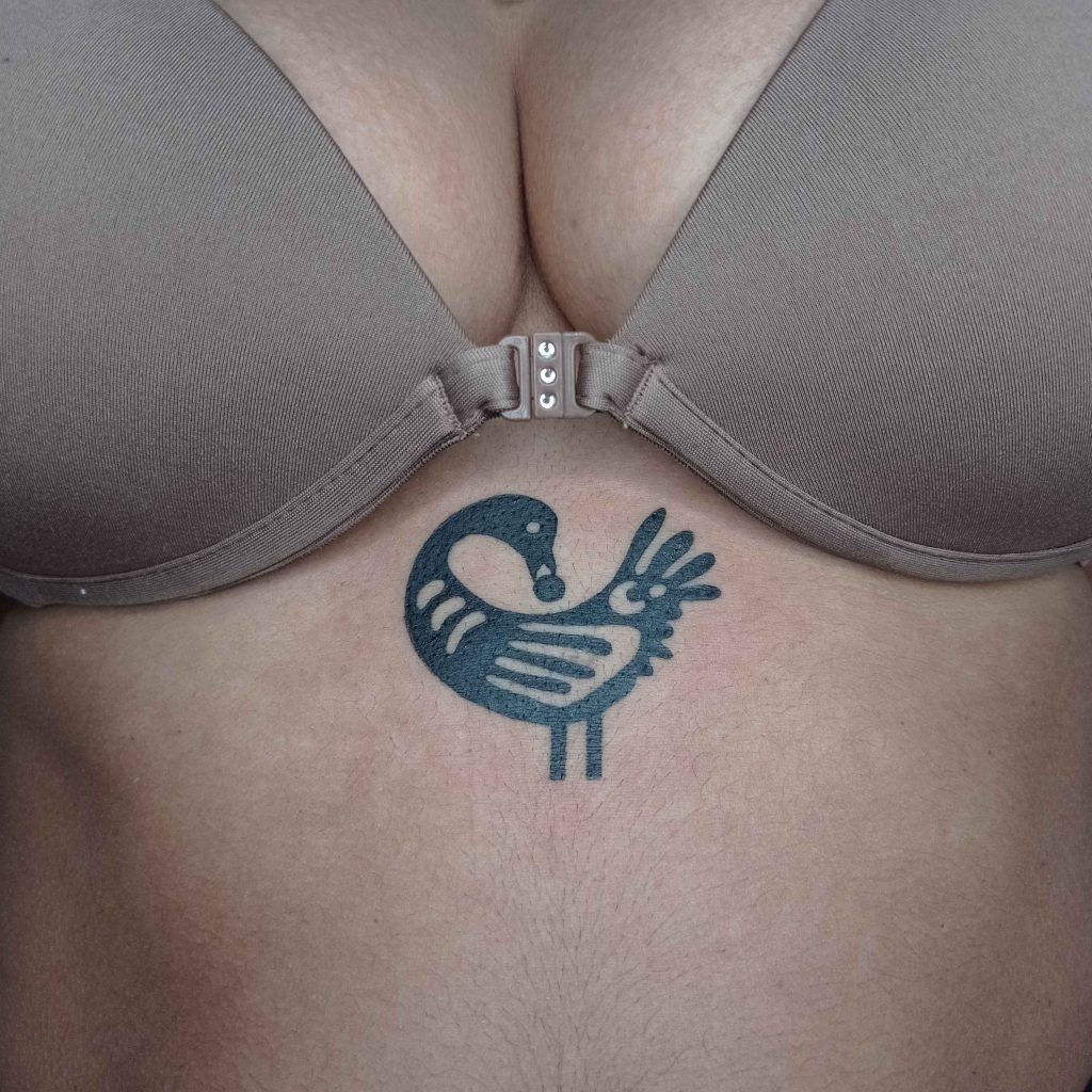 Foto de tatuagem feita por Thamú (@candylust)