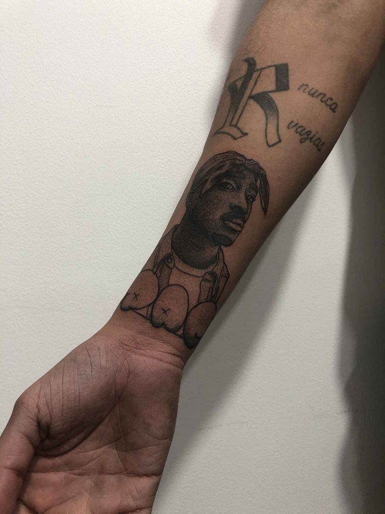 Foto de tatuagem feita por Thiago Gomes (@poliarteista)