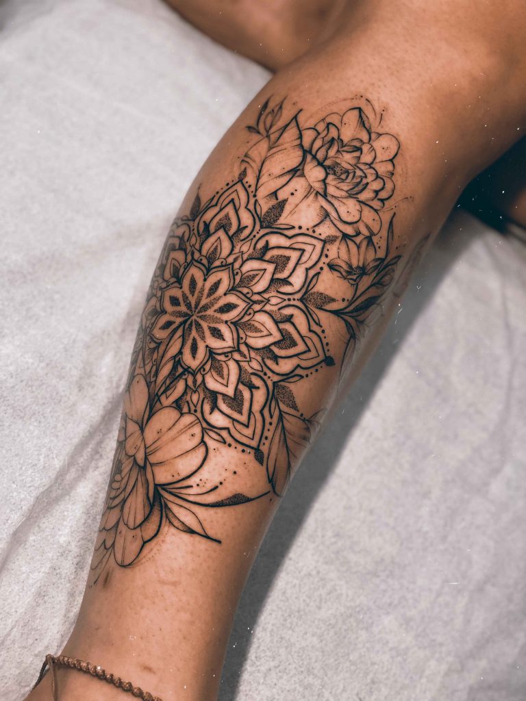 Foto de tatuagem feita por Júlia França (@_juliafranca)