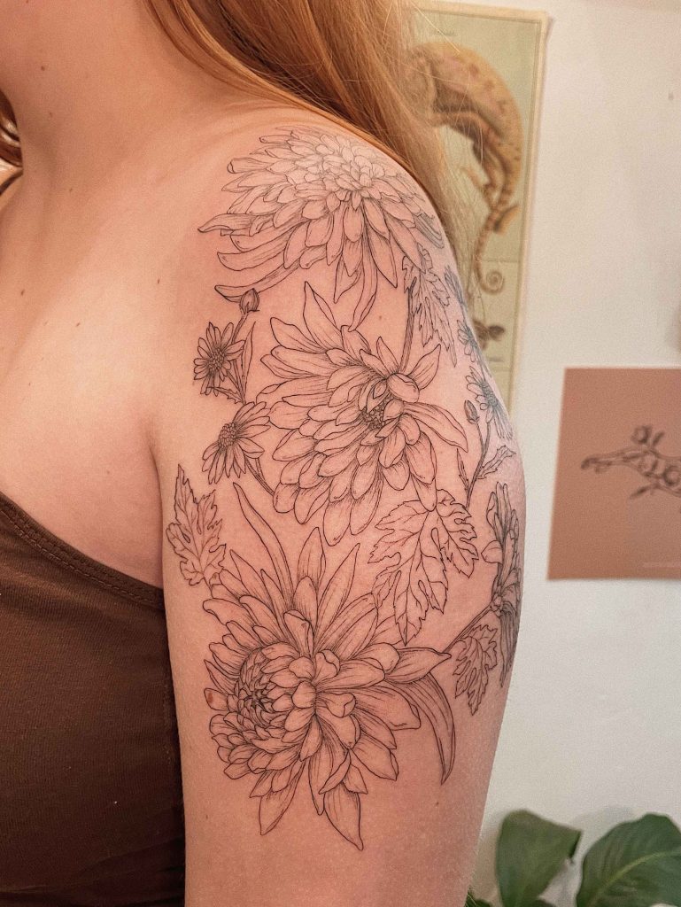 Foto de tatuagem feita por Julia D'Alkmin (@aflowergirltattoo)