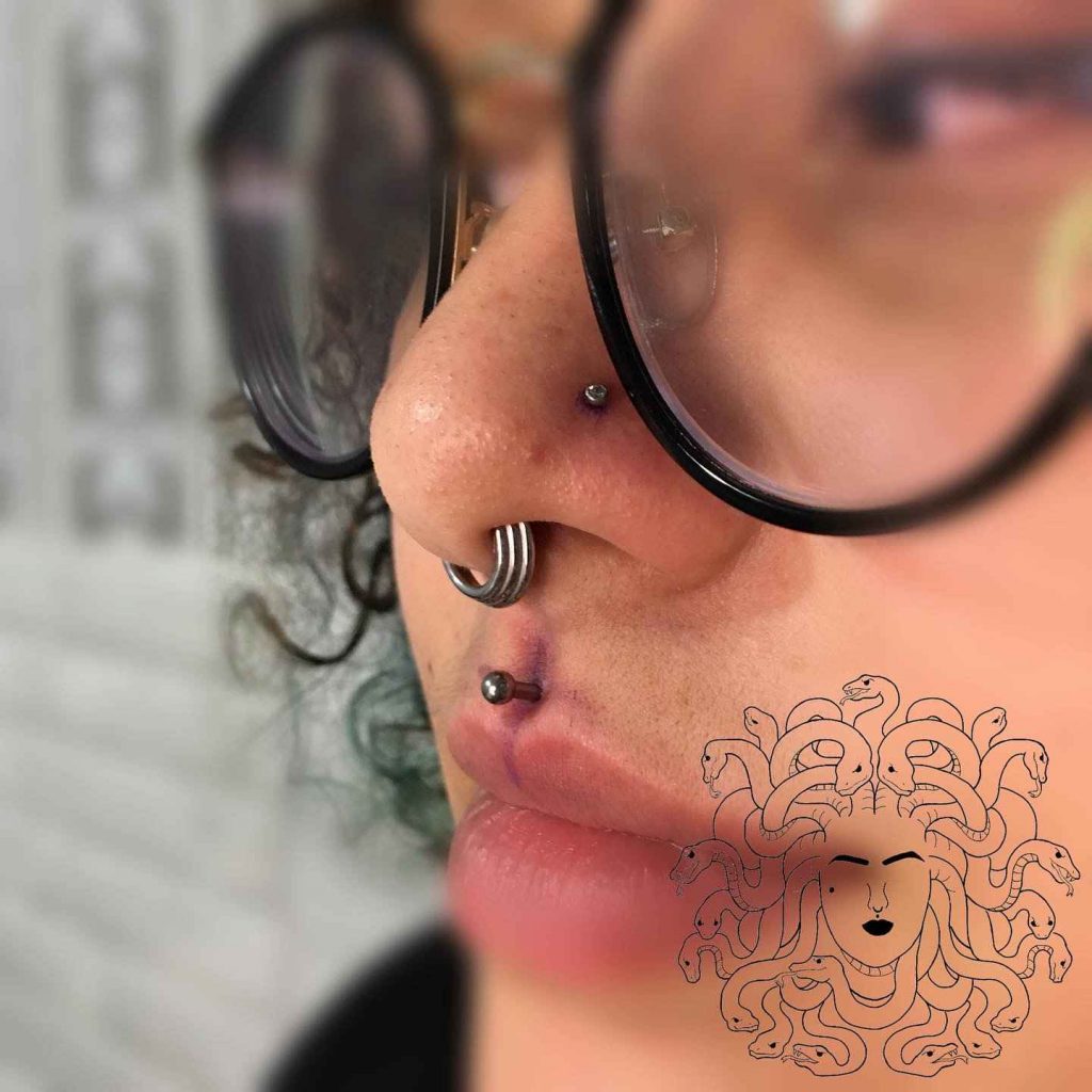 Foto de tatuagem feita por Medusa Piercer (@medusa.piercer_)