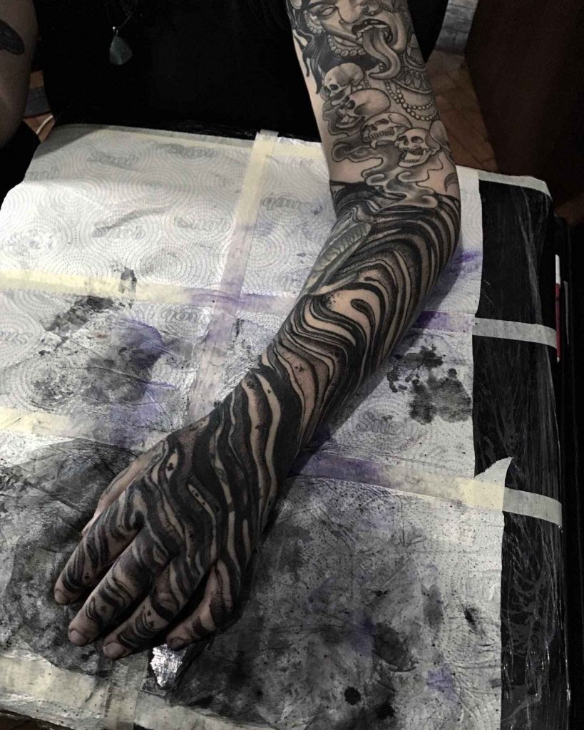 Foto de tatuagem feita por Floki (@flokiblackart)