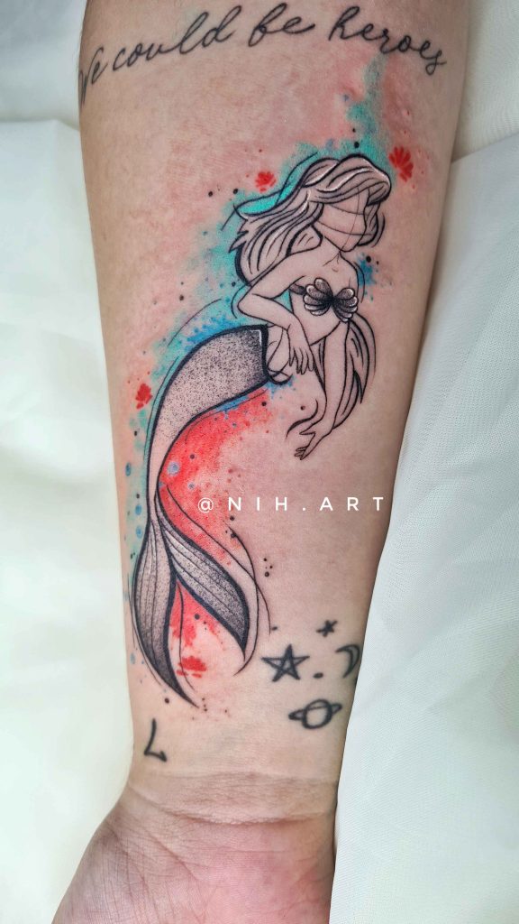 Foto de tatuagem feita por Nih (@nih.art)