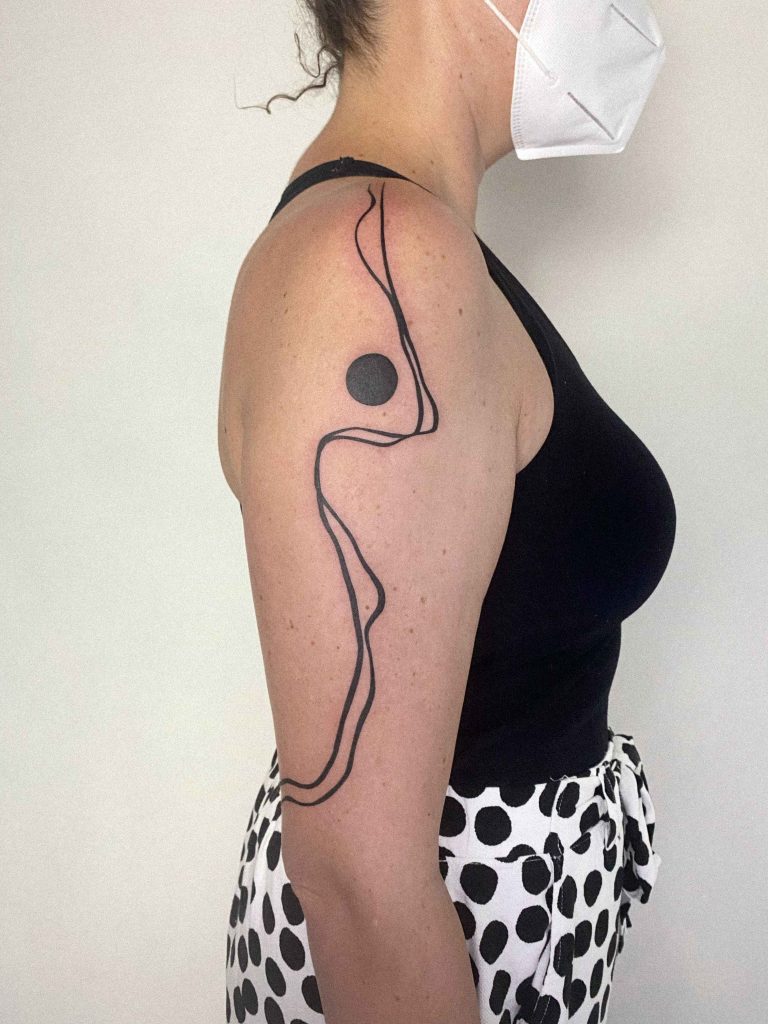 Foto de tatuagem feita por Mariana Batista (@amari.posa)