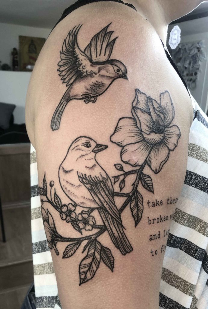 Foto de tatuagem feita por Laila Raeder (@lailaraeder)