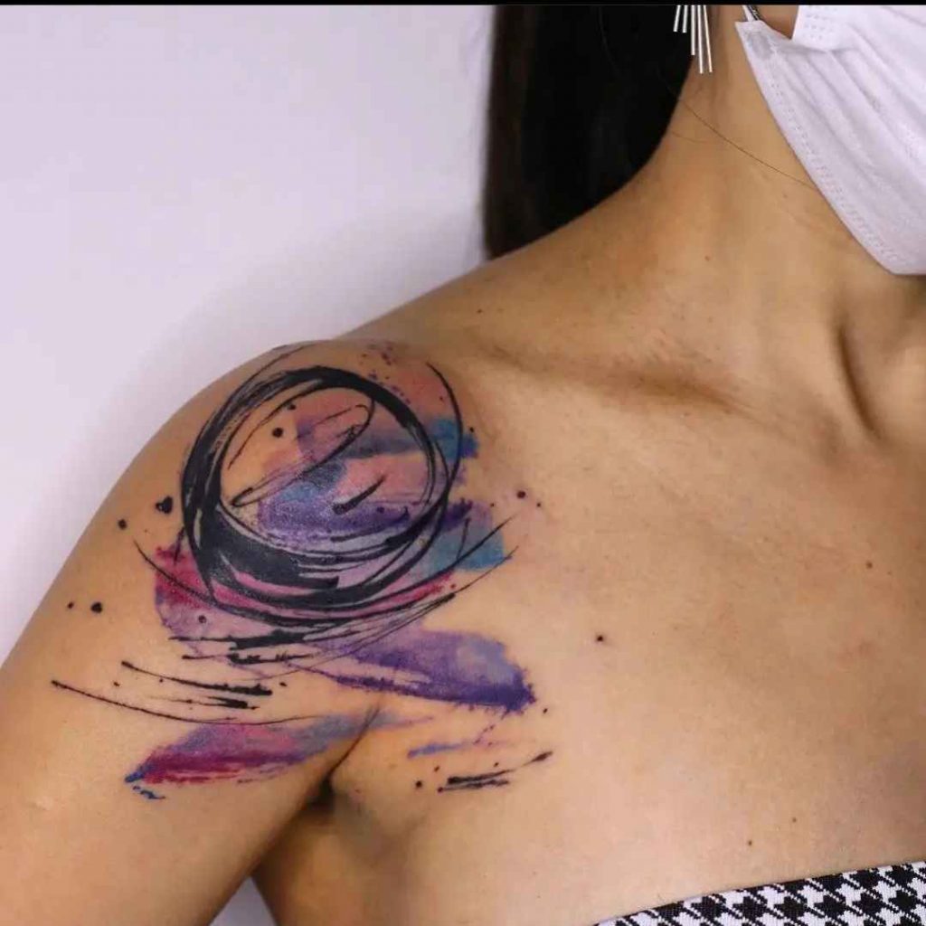 Foto de tatuagem feita por Yasmin Coiado (@ycoiado.abstracttattoo)