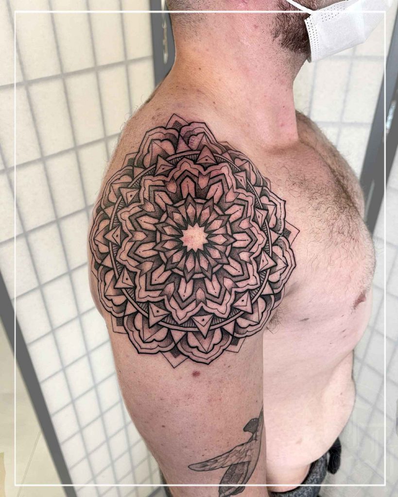 Foto de tatuagem feita por Thi Brandão (@thibrandaotattoo)