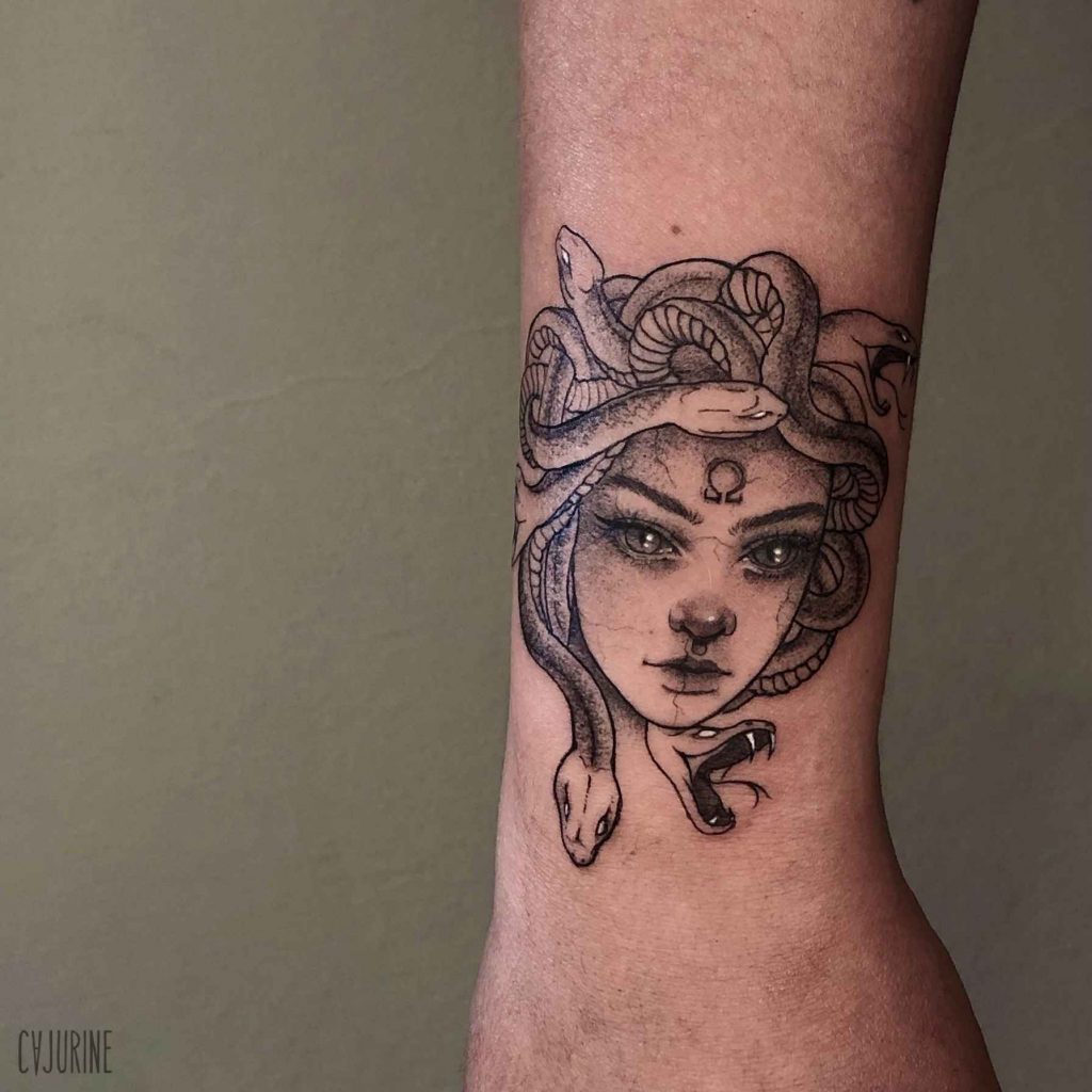 Foto de tatuagem feita por Cajurine (@cajurine)