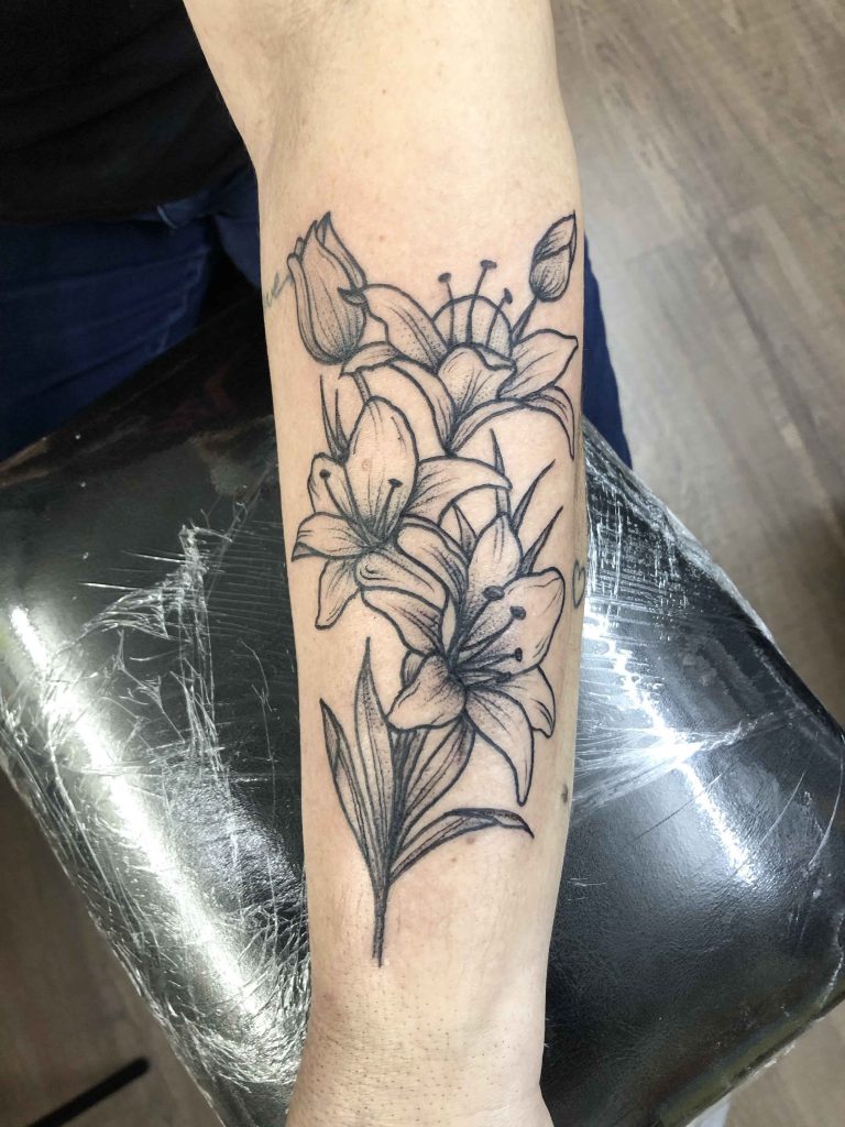 Foto de tatuagem feita por Laila Raeder (@lailaraeder)