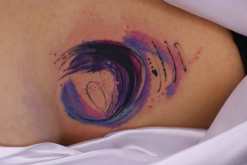 Foto de tatuagem feita por Yasmin Coiado (@ycoiado.abstracttattoo)