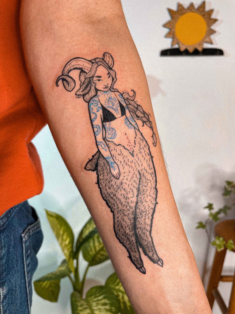 Foto de tatuagem feita por Paola Amaral (@muitosnos)
