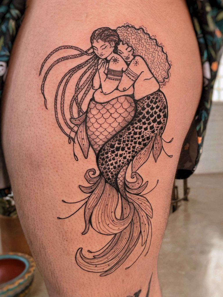 Foto de tatuagem feita por Paola Amaral (@muitosnos)