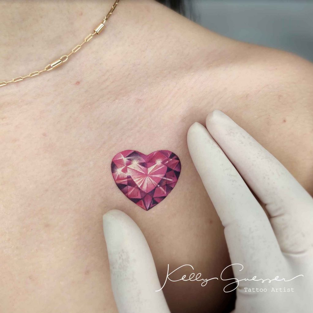 Foto de tatuagem feita por Kelly Guesser (@kellyguessertattoo)