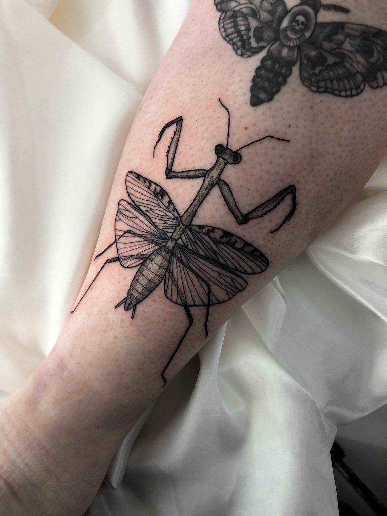 Foto de tatuagem feita por Carolina Cardona (@caracoltattoo__)