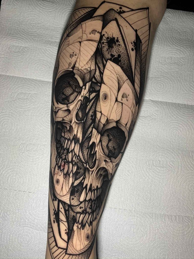 Foto de tatuagem feita por Henrique Sttocco (@henriqueauratattoo)