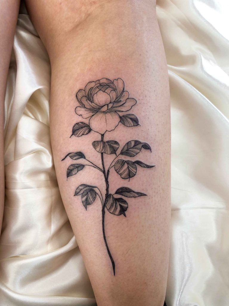 Foto de tatuagem feita por Carolina Cardona (@caracoltattoo__)